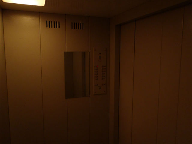 �G���x�[�^�[�̒��͔��Â��Ė��@�I�ȋ@�B���������n��