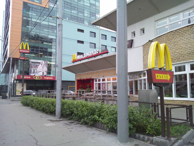 �ߏ��̃}�N�h�i���h Wi-Fi���g����̂Ńl�b�g�J�ʑO�͏d�󂵂�