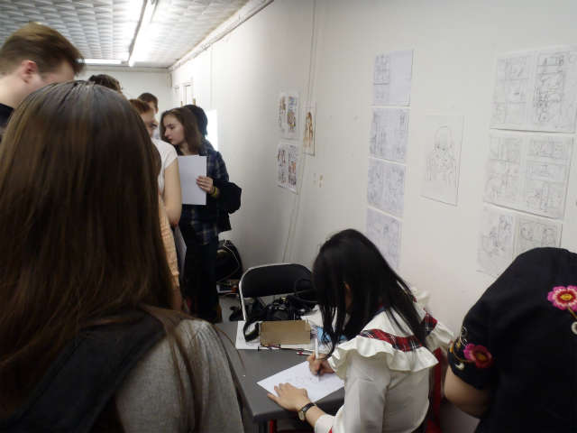 �}���K�̕`�����u���@�M�S�ɕ��������Ă����͗l