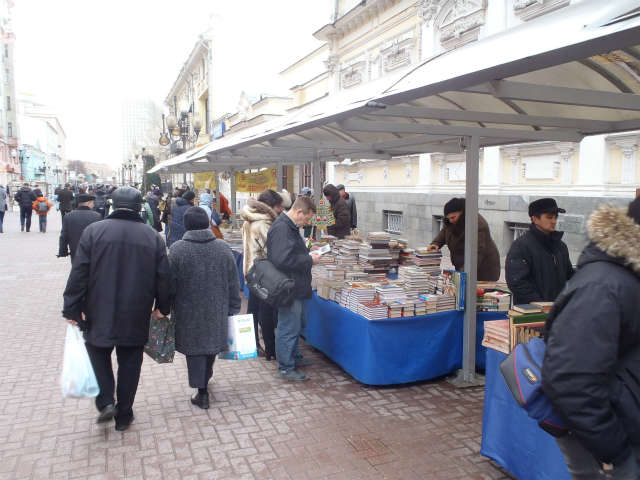 �{�𔃂����߂�l�X