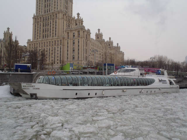 ����ɓ���������s�̑D