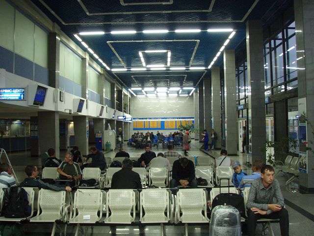 �w�ŗ�Ԃ�҂l�X