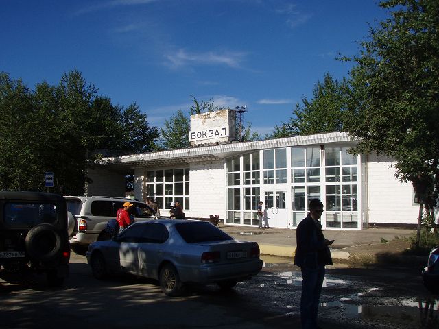 ��Ԃ̓�����҂l�X�Ǝԁ@�B�O�K�H�@�L�Ƃ͉w�̂���