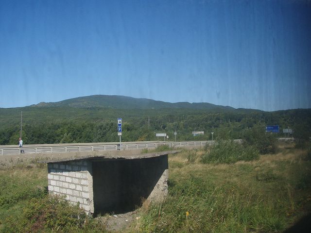 ���H�ɕ������铹�H