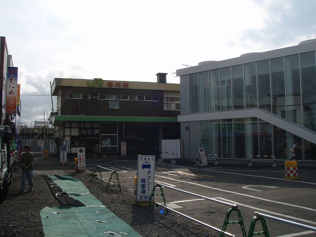 �w�ɂ̑O�ɍĊJ���r��������