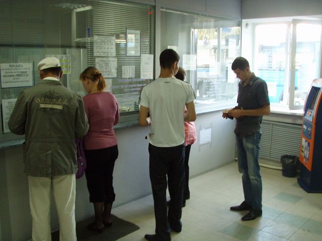  �o�X�̐ؕ��𔃂����߂�l�X 