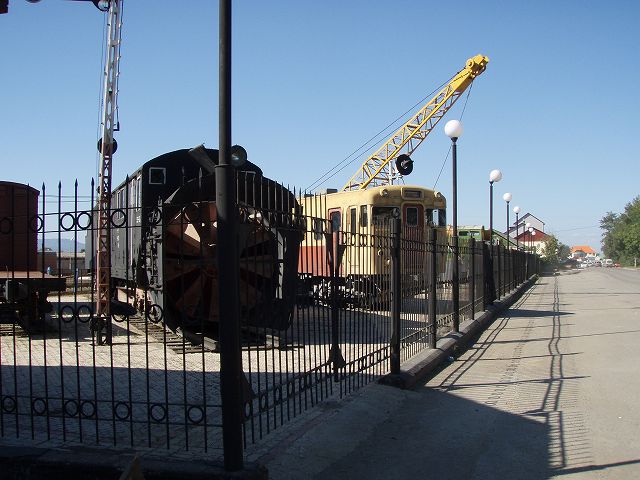  �w�̉��ɓW������Ă���ԗ� 