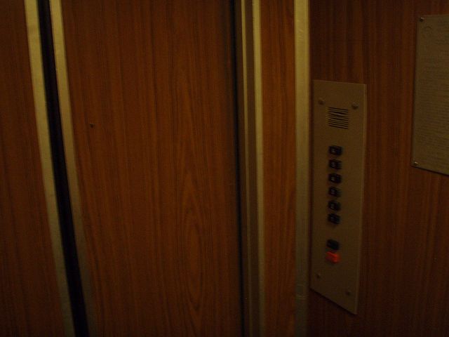  �z�e���̃G���x�[�^�[�@���� 