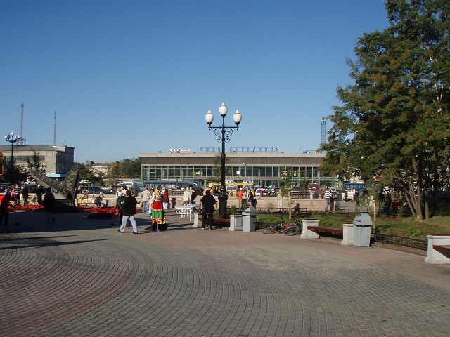  �w�O�ŉ���珀�����Ă���l�X 