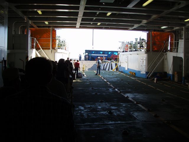 ���ǂ֌������o�X��҂�