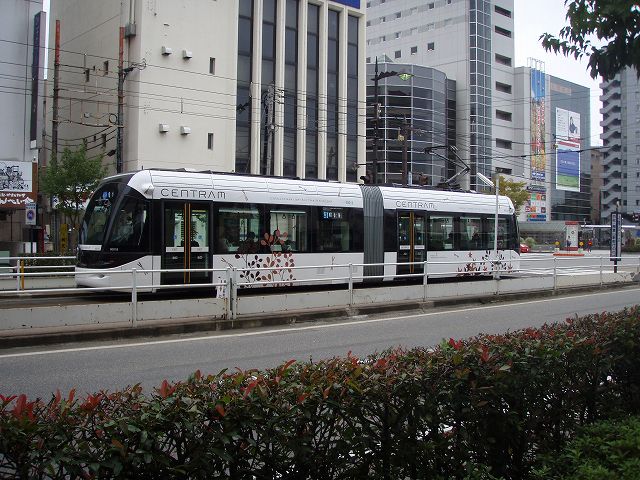 �x�R�͌�����ʂ̐����ɔM�S�ȊX �ŋߒa�������V�����H�ʓd��