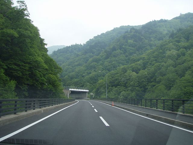 �R���Ȃ��痧�h�ȑ哻���H�𑖂�