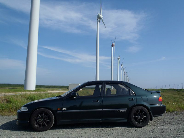 ���Ԃ��o�b�N�Ɉꖇ