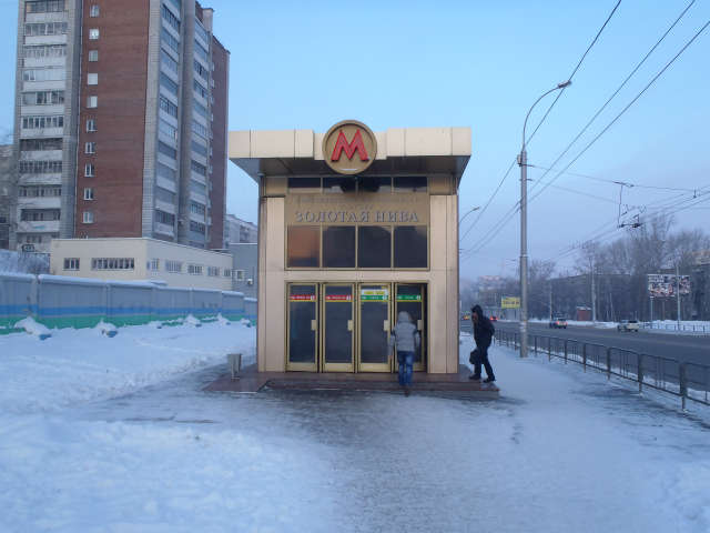 �I�_�w�@�O�ɏo�Ă����A���܂�̊����ɑގU����