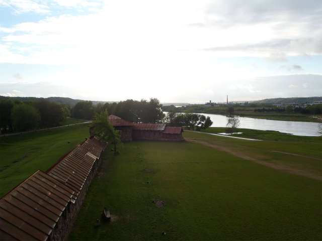 �l�����X��ƃl���X��̍����_�Ɍ��Ă��Ă���