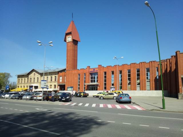 �אڂ���S���w�̑O����^�N�V�[�ɏ����