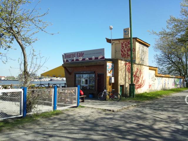 �`�̉��̃J�t�F�Ńo�X��҂�