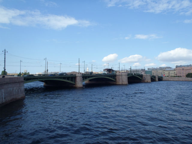 ���@�V���G�t�X�L�[������y�g���p�u���t�X�N�v�ǂ֌��������́u�،���������v�Ƃ���