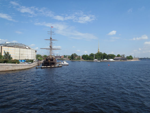 �v�ǂ֌������l�X���A�ؐ��̌R�͂��o�}��