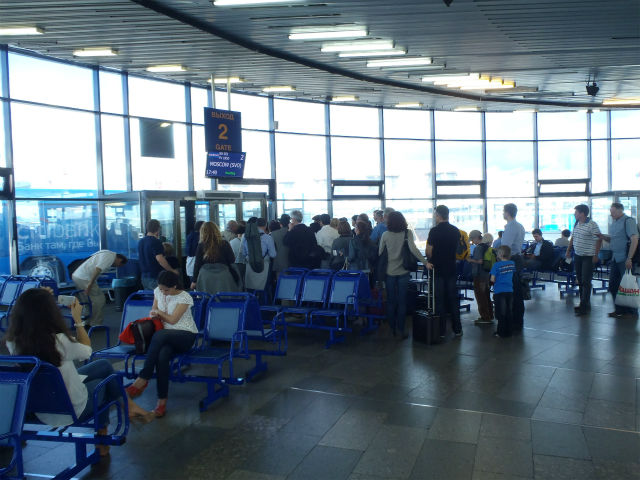 ��s�@�ւ̃o�X�ɕ��Ԑl�X