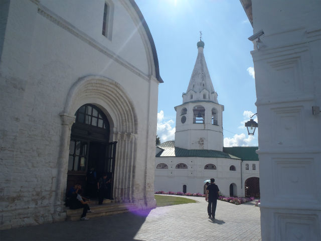 �N���������̒��͔����΂̐��E