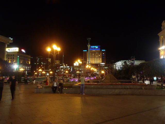 �Ɨ��L��̓L�G�t�̐l�X�̌e���̏�