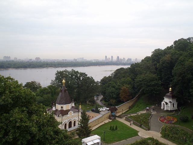 ��̓r���ŐU��Ԃ�