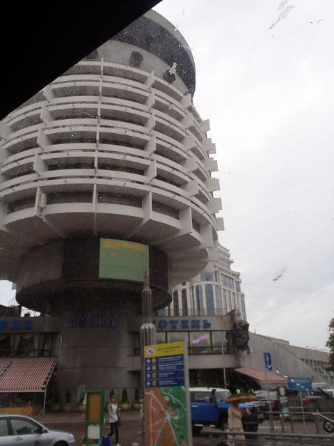 �o�X�̎ԓ����猩���z�e���u�T�����[�g�v�@���܂�ɓ����I�ȊO��