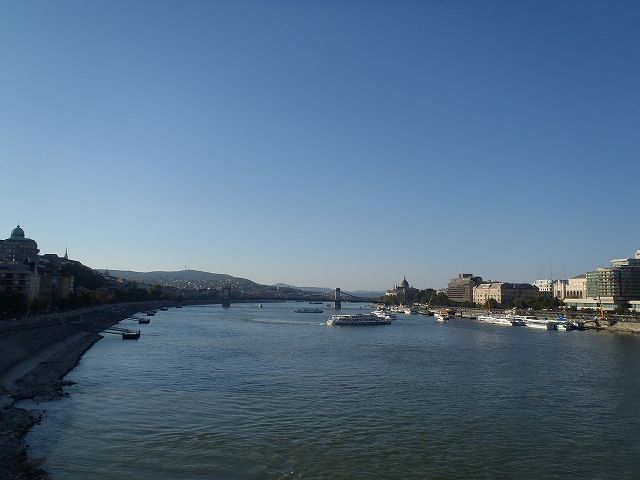 �G���W�F�[�x�g���ׂ̗ɂ����苴���˂���A���{�̘[�֎���