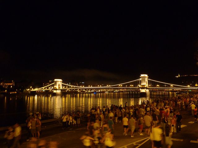 �A�H�ɂ��l�X