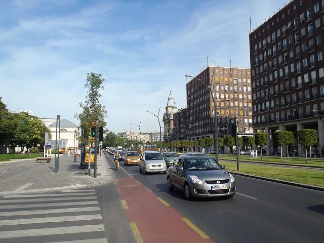 �y�X�g�̒��S��ʂ��ʂ�