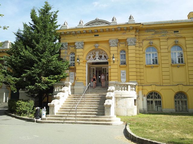 ���O�v�[���ƁA�����̗��ꂪ����