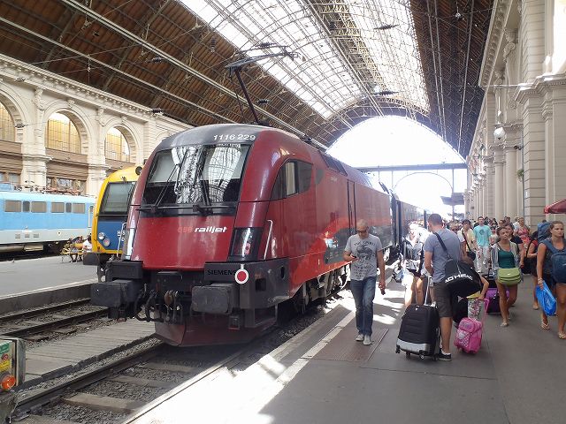 �I�[�X�g���A�S���̎ԗ����҂��Ă���