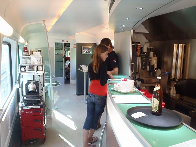 �ԓ��̃J�t�F�e���A�Ńr�[���𔃂���