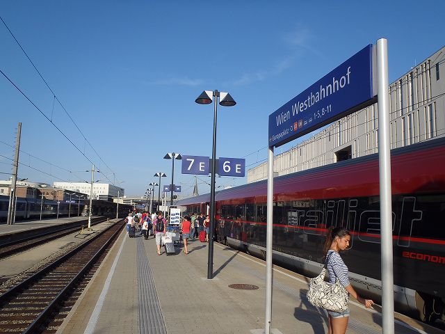 �E�B�[�����w�ɓ���