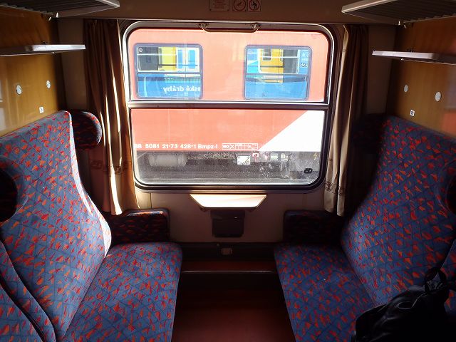 �ʘH���Ƀh�A�̂����R���p�[�g�����g