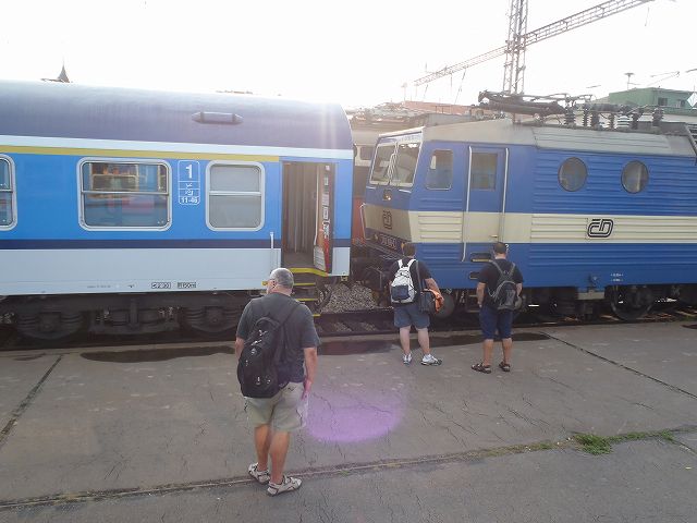 �@�֎ԘA���̃V�[���@�������Ă���͓̂S�����c����