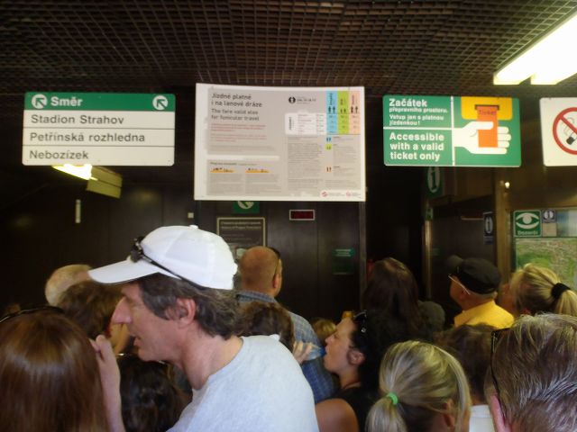 ����̊O�܂ŗ񂪂ł��Ă���