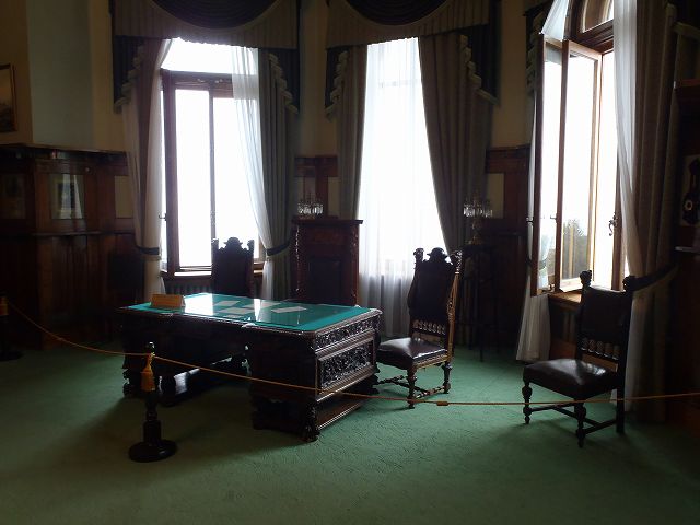 2�K�͍c���Ƃ��߂�������Ԃ��Č�����Ă���