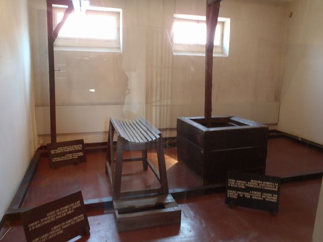 ���R�̂��߂ɗ����オ�����l�X������