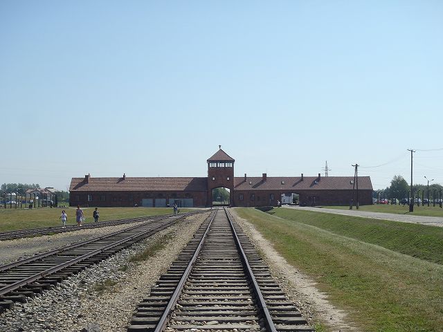 ���l�������l�ߍ��܂ꂽ�ݎԁ@�H�蒅���O�ɖ��𗎂Ƃ��l������