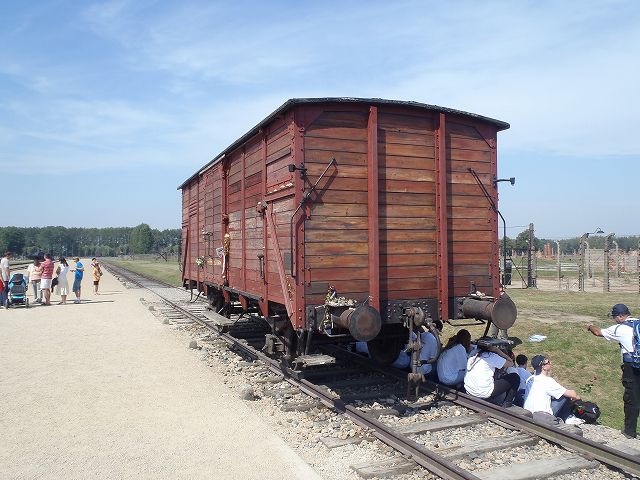 �����̒��A�S��Ԃň͂܂ꂽ��т����e��