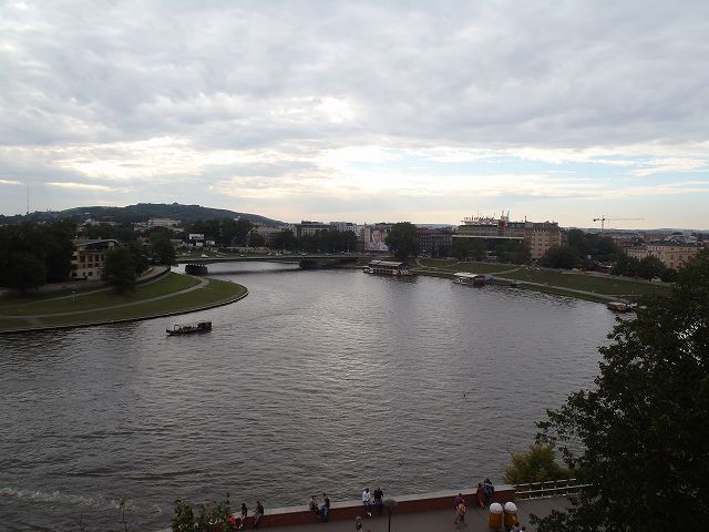 ��̂قƂ�𗬂�郔�B�X����