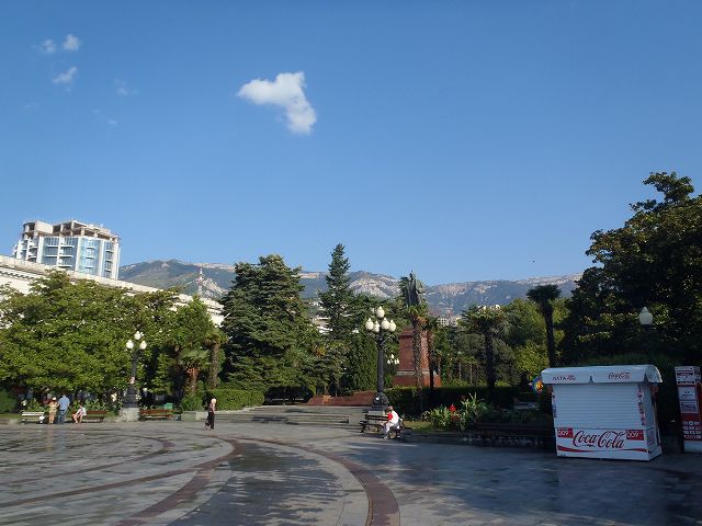 �X�̔w����ނ���N���~�A�R��