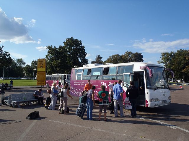 �s�X�֌������o�X��҂��Ă������c